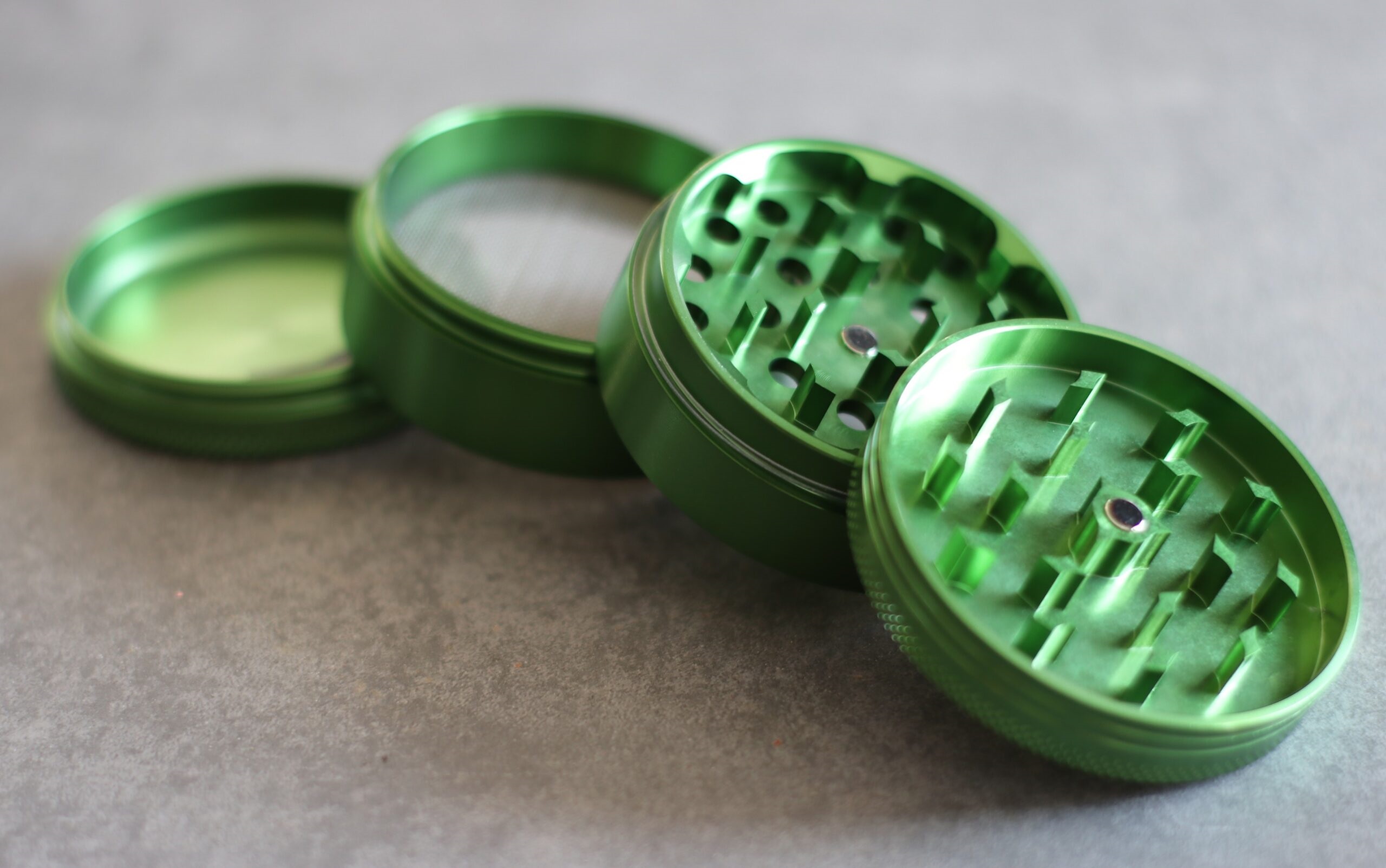 PRO 420 Green Gift Pack- Herb Grinder & Glass Pipe-Great Gift for Smokers - Green 2.5' 4 piece Herb Grinder